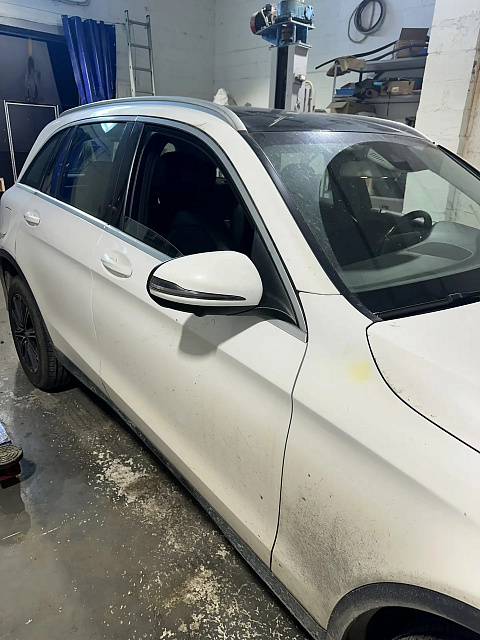 Замена правого бокового зеркала + калибровка системы кругового обзора (Surround View System) на Mercedes GLC (кузов X253) в сервисе AK78. Комплексная услуга для восстановления полного функционала ассистентов парковки и безопасности после повреждения или